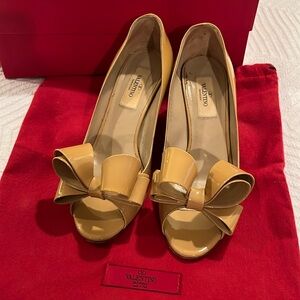 Valentino Garavani heels in great used condition